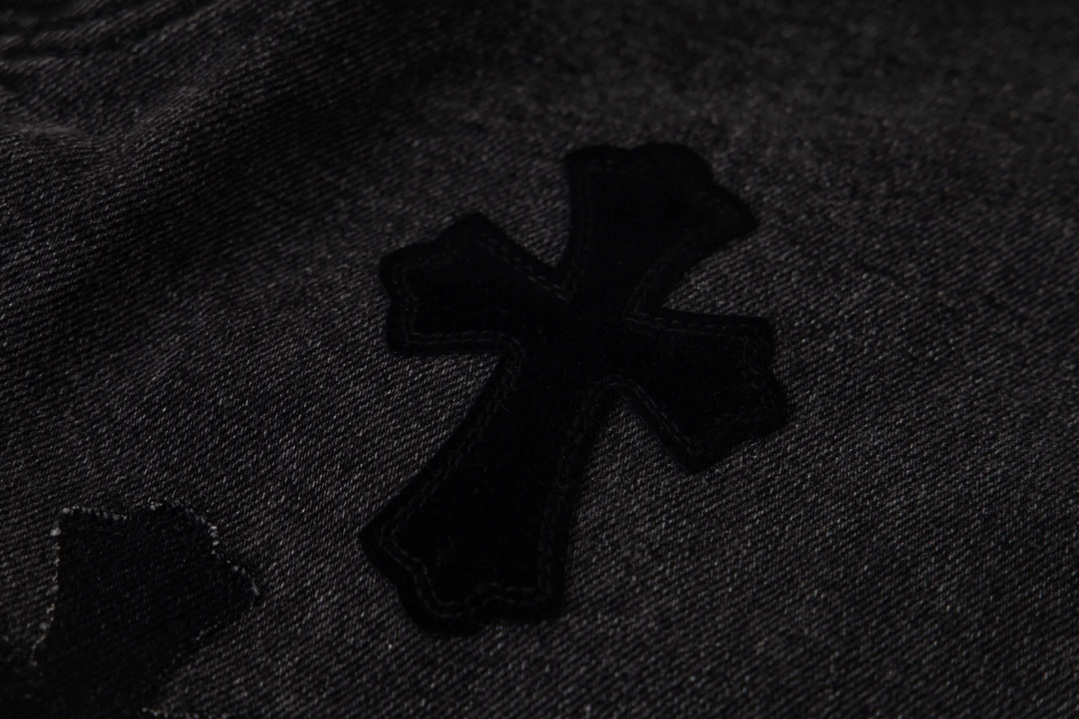 P290 Chrome Hearts Chrome Hearts Black Pinduo Black Leather Big Devil Cow King Jeans CH jeans need to be washed before being dismantled and hand-stitched with sheepskin cross leather and then spliced to complete. The whole piece has too much craftsmanship to describe. About Chrome Hearts This is an extremely luxurious fashion brand that can also be called the nobility of the high street. It has always been an exclusive brand for some hipsters or the second generation of rich people. Compared with ordinary high streets, it is more luxurious and noble. Compared with luxury brands, it has a more fashionable personality. It has always been a brand that I have a special liking for. Style number: 1769# Color: black Size: 28 30 32 34 36